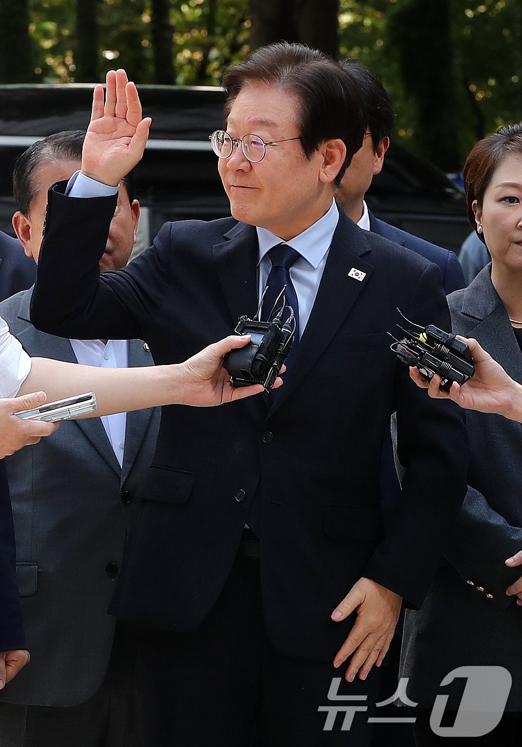 이재명 더불어민주당 대표가 30일 서초구 서울중앙지방법원에서 열린 &#39;위증교사 혐의&#39; 1심 결심 공판에 출석며 지지자들을 향해 손 들어 인사하고 있다. 2024.9.30./뉴스1 ⓒ News1 박세연 기자