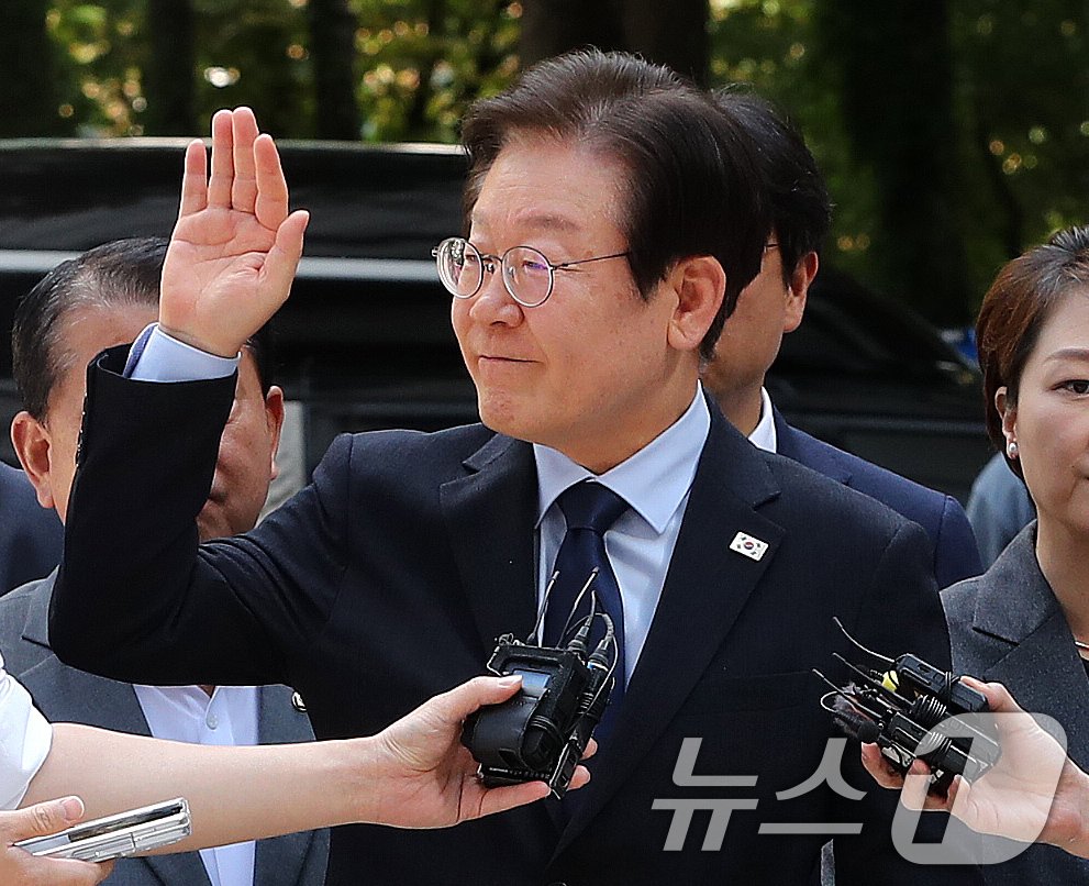 이재명 더불어민주당 대표가 30일 서초구 서울중앙지방법원에서 열린 &#39;위증교사 혐의&#39; 1심 결심 공판에 출석며 지지자들을 향해 손 들어 인사하고 있다. 2024.9.30./뉴스1 ⓒ News1 박세연 기자