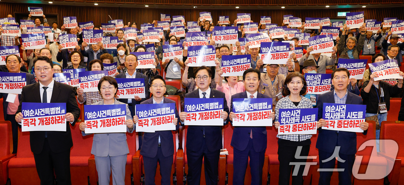 (서울=뉴스1) 안은나 기자 = 천하람 개혁신당 원내대표(앞줄 왼쪽부터), 더불어민주당 권향엽, 김문수 의원, 우원식 국회의장, 주철현, 조국혁신당 강경숙 의원, 신정훈 행정안전위 …