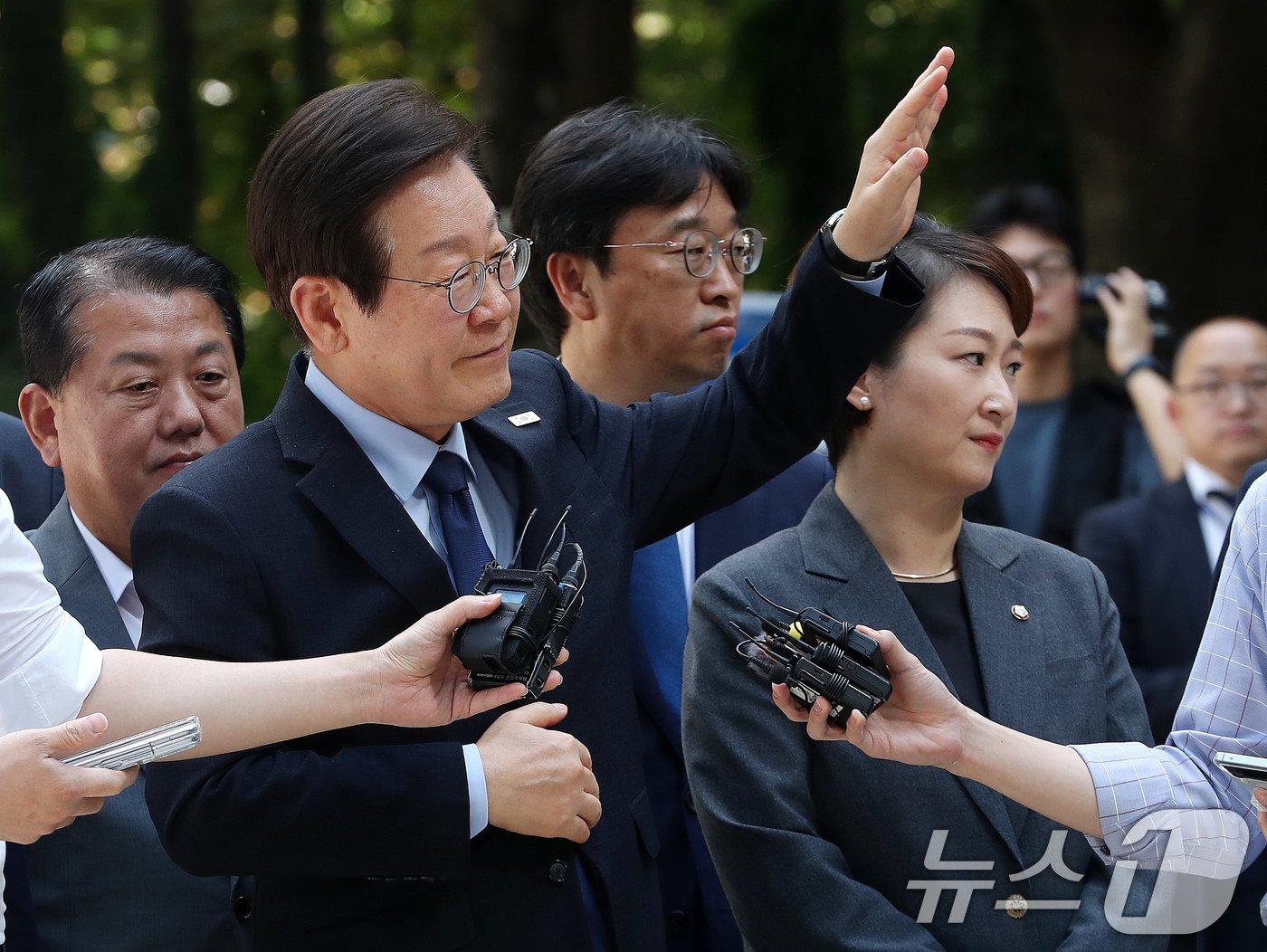 이재명 더불어민주당 대표가 30일 서초구 서울중앙지방법원에서 열린 &#39;위증교사 혐의&#39; 1심 결심 공판에 출석하며 지지자들에게 손들어 인사하고 있다. 2024.9.30./뉴스1 ⓒ News1 박세연 기자