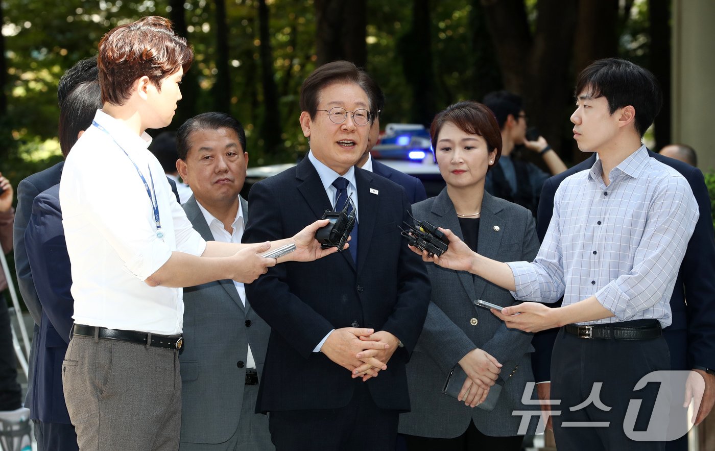 이재명 더불어민주당 대표가 30일 서초구 서울중앙지방법원에서 열린 &#39;위증교사 혐의&#39; 1심 결심 공판에 출석하며 취재진 질문에 답하고 있다. 2024.9.30./뉴스1 ⓒ News1 박세연 기자