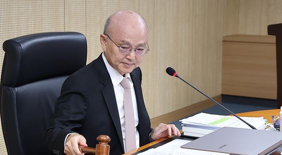 의사봉 두드리는 안창호 국가인권위원회 위원장