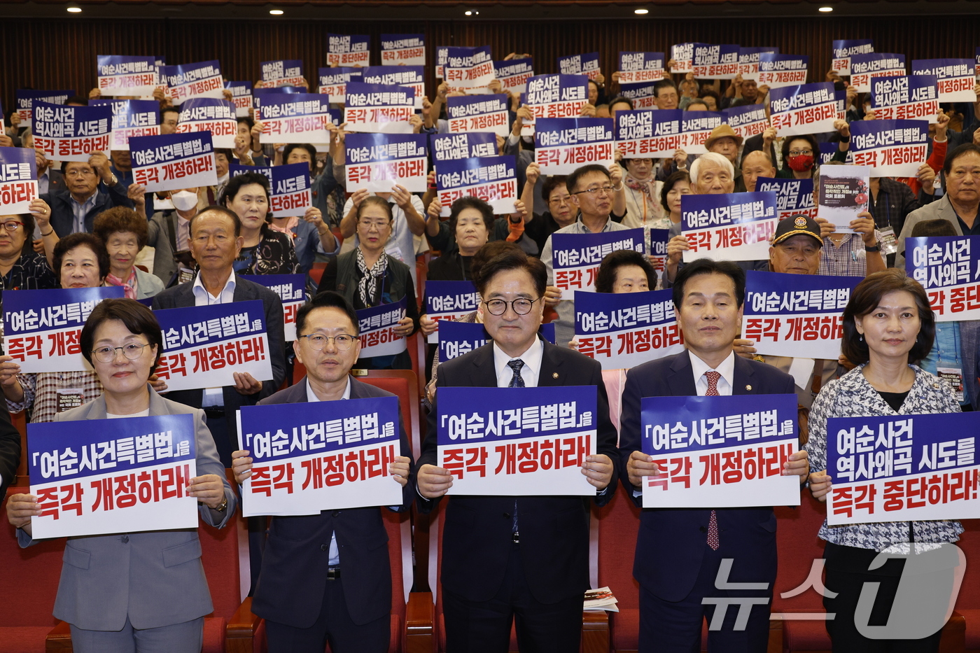 (서울=뉴스1) 안은나 기자 = 더불어민주당 권향엽(앞줄 왼쪽부터), 김문수 의원, 우원식 국회의장, 주철현, 조국혁신당 강경숙 의원이 30일 오후 서울 여의도 국회도서관에서 열린 …