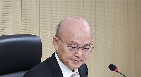 의사봉 두드리는 안창호 국가인권위원회 위원장