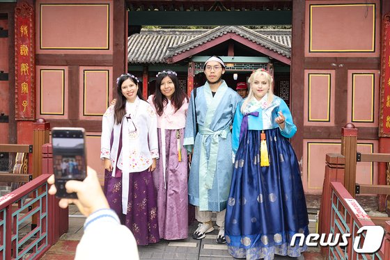 본문 이미지 - 단양 온달문화축제를 찾은 외국인들이 고구려식 한복을 입고 사진을 촬영하고 있다.(자료사진)/뉴스1 