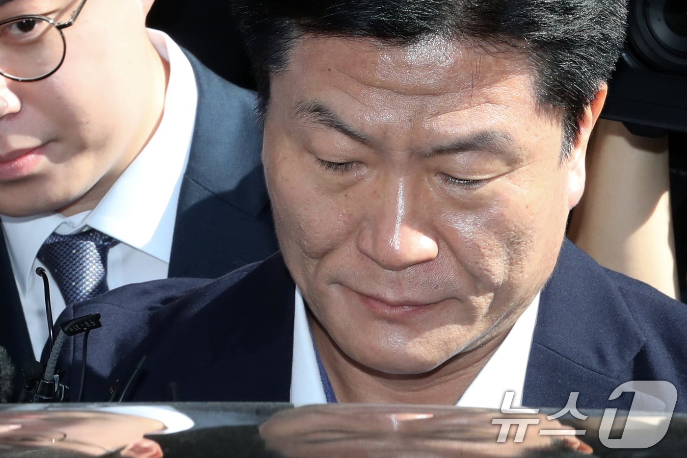 본문 이미지 - 이태원 참사 부실대응 등의 혐의를 받는 이임재 전 용산경찰서장이 30일 오후 서울 마포구 서울 서부지방법원에서 열린 선고공판을 마치고 법원을 나서고 있다. 159명의 사망자를 낸 2022년 이태원 참사에서 안전사고 예방책을 제대로 마련하지 않은 혐의를 받는 이임재 전 서울 용산경찰서장은 이날 1심 선고 공판에서 금고 3년을 선고 받았다. 2024.9.30/뉴스1 ⓒ News1 이승배 기자