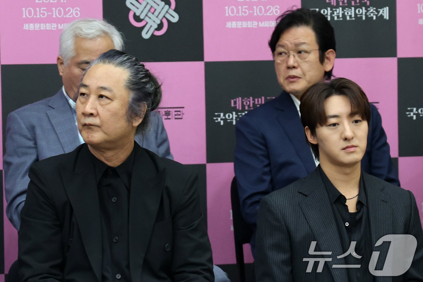 본문 이미지 - 기타리스트 김도균(왼쪽)과 성악가 박현수가 30일 오후 서울 종로구 세종문화회관 아티스트 라운지에서 '대한민국 국악관현악 축제' 제작 발표회에 자리하고 있다. 올해로 2회째를 맞는 이번 축제는 다음달 15일 무터 26일까지 세종문화회관에서 열린다. 2024.9.30/뉴스1 ⓒ News1 황기선 기자