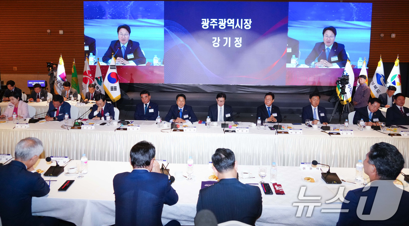 (광주=뉴스1) 박준배 기자 = 강기정 광주시장이 30일 서울 여의도 한국경제인협회 FKI타워 컨퍼런스센터에서 열린 '영호남 시도지사-국회의원 상생협력 간담회'에 참석해 영호남 협 …