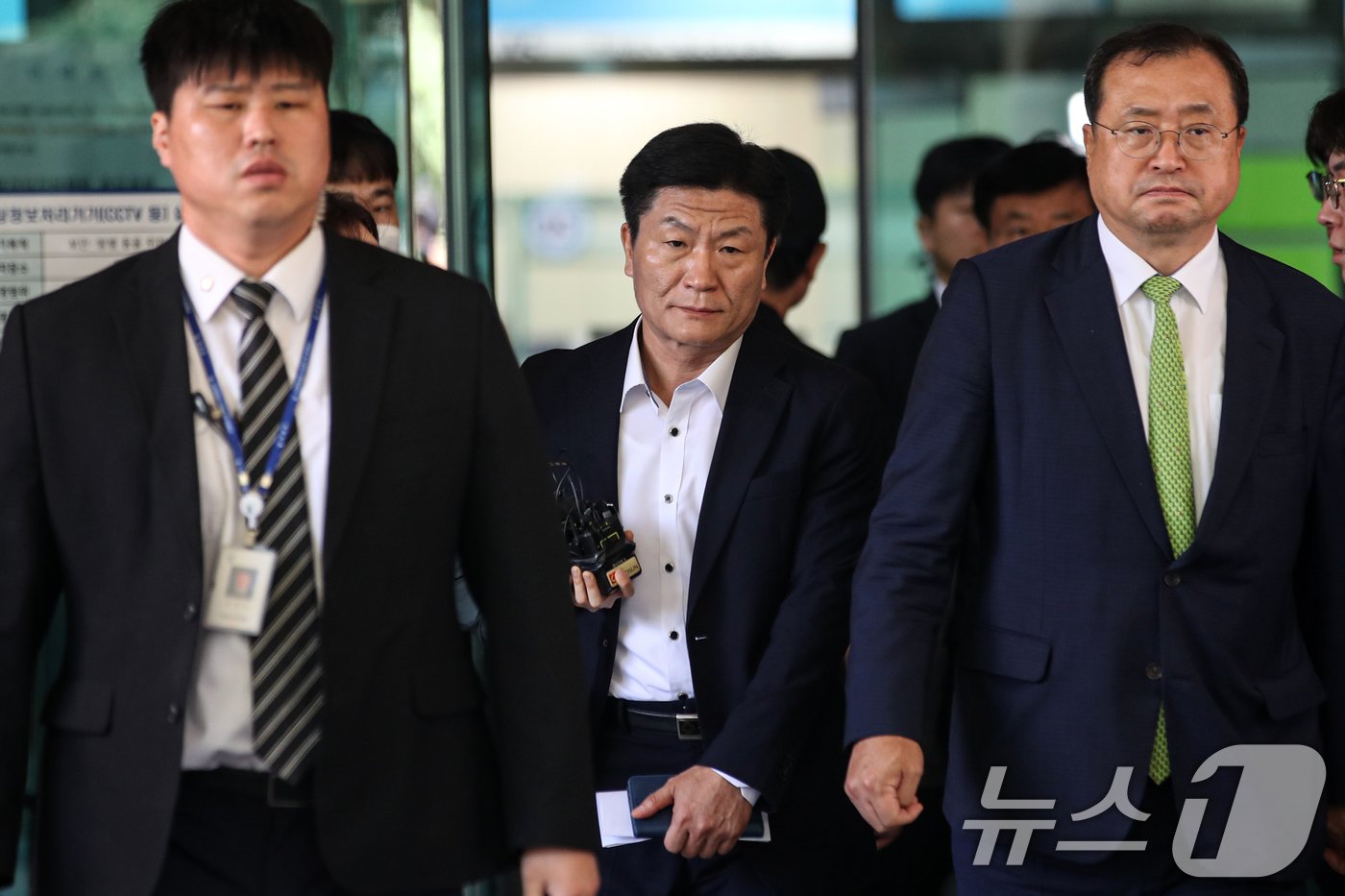 본문 이미지 - 이태원 참사 부실대응 등의 혐의를 받는 이임재 전 용산경찰서장이 30일 오후 서울 마포구 서울 서부지방법원에서 열린 선고공판을 마치고 법원을 나서고 있다. 2024.9.30/뉴스1 ⓒ News1 이승배 기자