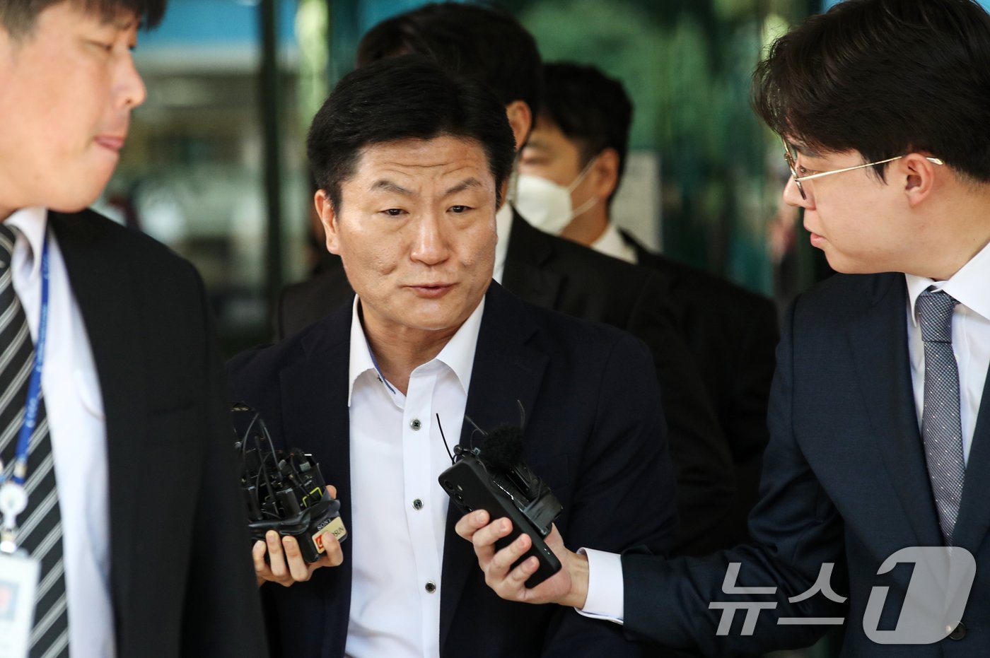 본문 이미지 - 이태원 참사 부실대응 등의 혐의를 받는 이임재 전 용산경찰서장이 30일 오후 서울 마포구 서울 서부지방법원에서 열린 선고공판을 마치고 법원을 나서고 있다. 2024.9.30/뉴스1 ⓒ News1 이승배 기자