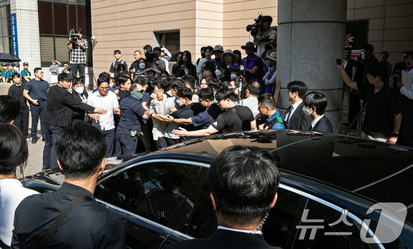 이태원 참사 부실대응 등의 혐의를 받는 이임재 전 용산경찰서장이 30일 오후 서울 마포구 서울 서부지방법원에서 열린 선고공판을 마치고 차량으로 법원을 나서고 있다. 경찰 벽 너머로 이태원 참사 유가족협의회 구성원들이 차량을 바라보고 있다. 2024.9.30/뉴스1 ⓒ News1 이승배 기자