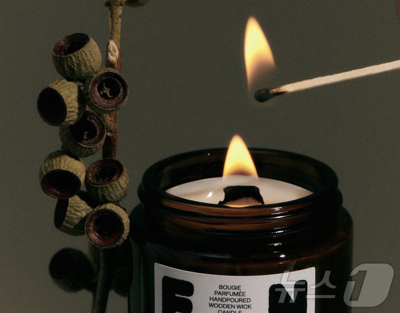 본문 이미지 - 팩토리노멀의 인기 상품인 우드심지 캔들의 모습,(팩토리노멀 제공)2024.9.30/뉴스1