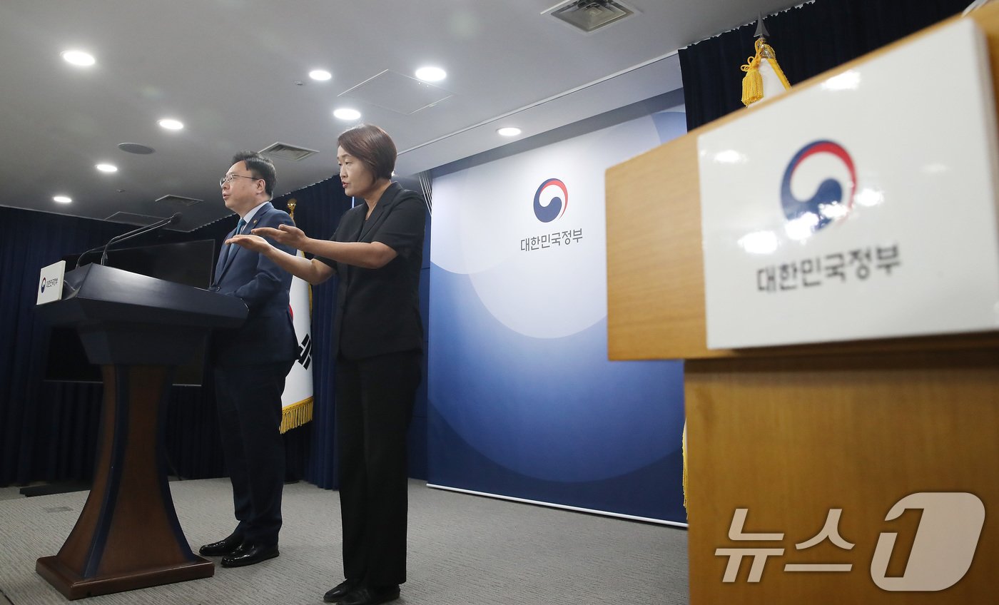 본문 이미지 - 조규홍 보건복지부 장관이 30일 서울 종로구 정부서울청사에서 의료개혁 추진 상황 브리핑을 하고 있다. 이날 조 장관은 여야의정 협의체 등 대화에 의료계 참석 촉구 및 의료인력 수급추계 논의기구 구성 방안 등을 발표했다. 2024.9.30/뉴스1 ⓒ News1 임세영 기자