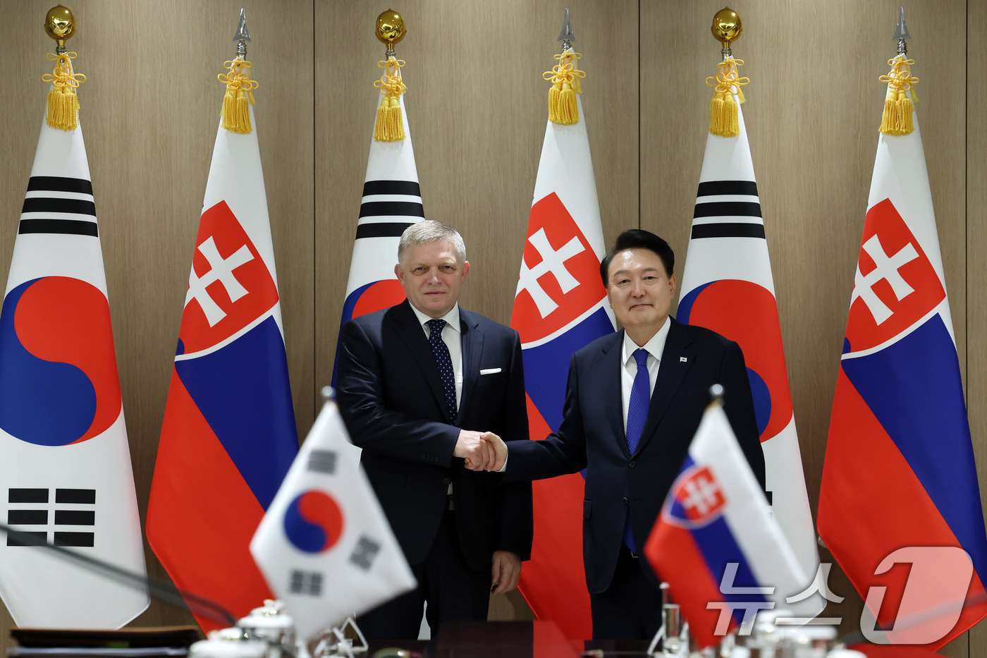 (서울=뉴스1) 송원영 기자 = 윤석열 대통령이 30일 서울 용산 대통령실 청사에서 열린 한·슬로바키아 확대 회담에 앞서 로베르트 피초 슬로바키아 총리와 악수하고 있다. (대통령실 …