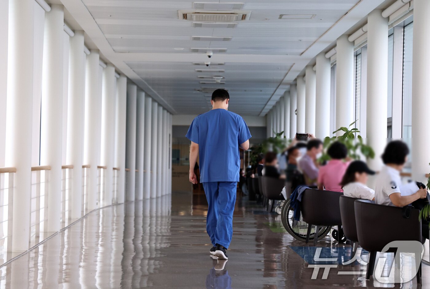 본문 이미지 - 서울 한 병원에서 의료진이 이동하고 있다. 2024.9.30/뉴스1 ⓒ News1 구윤성 기자