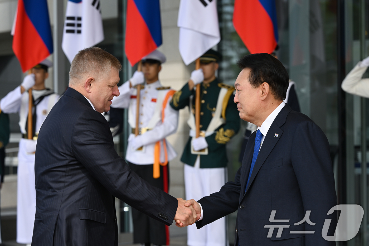 (서울=뉴스1) 송원영 기자 = 윤석열 대통령이 30일 서울 용산 대통령실 청사에서 로베르트 피초 슬로바키아 총리와 인사하고 있다. (대통령실 제공) 2024.9.30/뉴스1