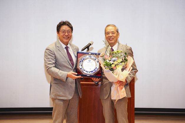 김해시, 임나일본부 허구 밝힌 日 교수에 명예시민증 수여