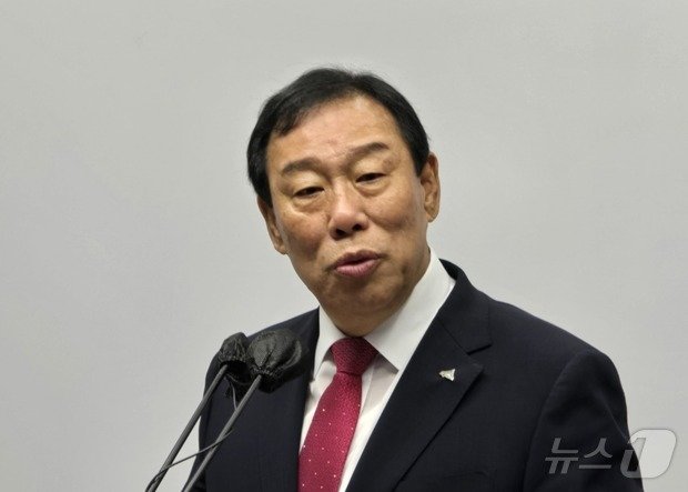 본문 이미지 - 최민호 세종시장이 30일 시청 정음실에서 기자회견을 열어 정원도시박람회 예산 삭감에 대한 입장을 밝히고 있다. ⓒ News1 장동열 기자