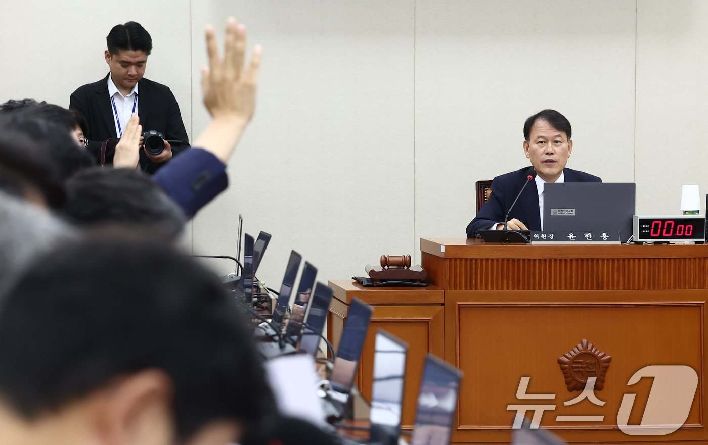 본문 이미지 - 윤한홍 정무위원장이 30일 오후 서울 여의도 국회에서 열린 2024년 국정감사 증인 채택 등과 관련한 전체회의에서 발언하고 있다. 2024.9.30/뉴스1 ⓒ News1 김민지 기자
