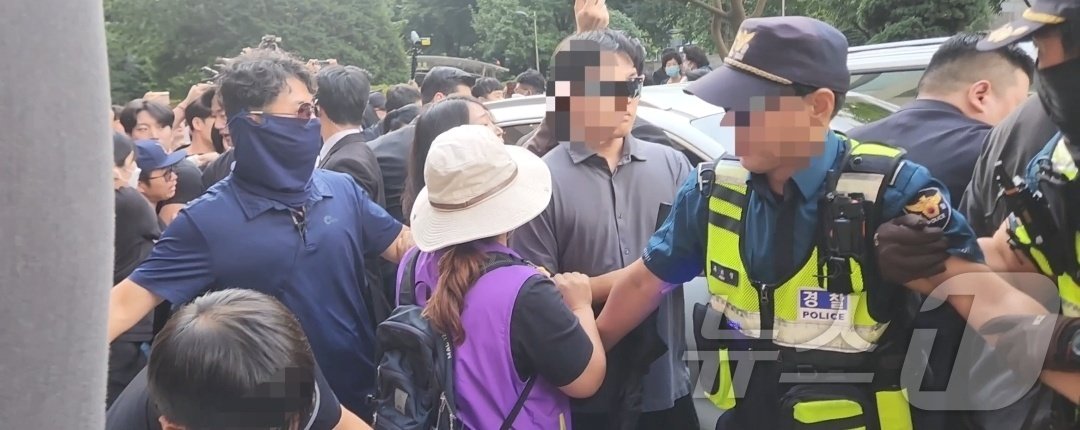 본문 이미지 - 30일 서울 마포구 서부지법에서 선고 후 법원을 나서는 박희영 용산구청장을 향해 유가족들이 항의하고 있다. 2024.09.30 ⓒ 뉴스1 김예원 기자