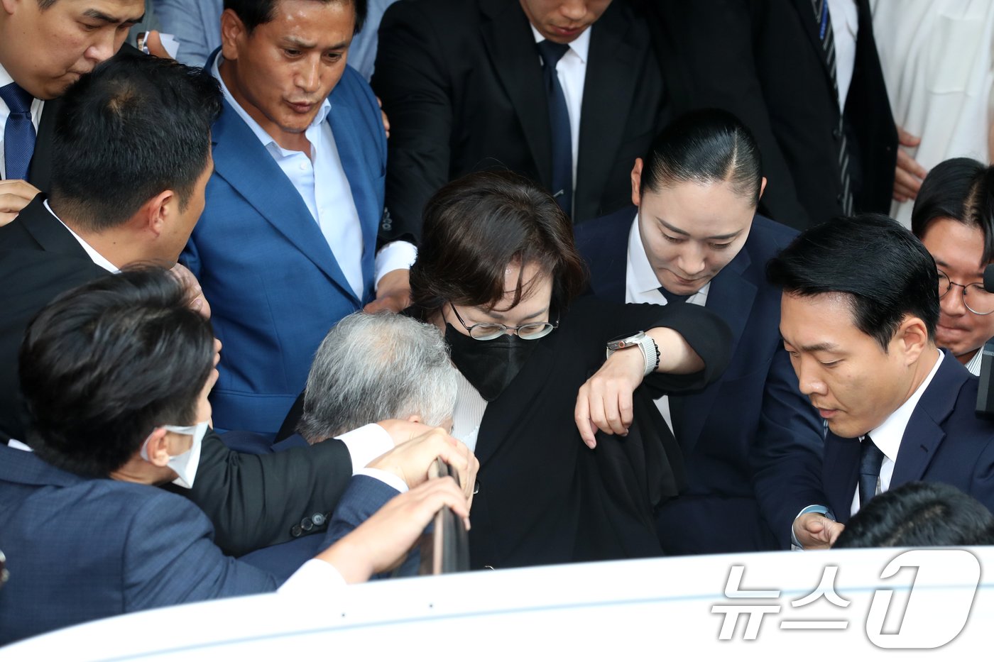 본문 이미지 - 이태원 참사 부실 대응 혐의를 받는 박희영 용산구청장이 30일 오후 서울 마포구 서울 서부지방법원에서 열린 선고공판을 마치고 법원을 나서고 있다.  2024.9.30/뉴스1 ⓒ News1 이승배 기자