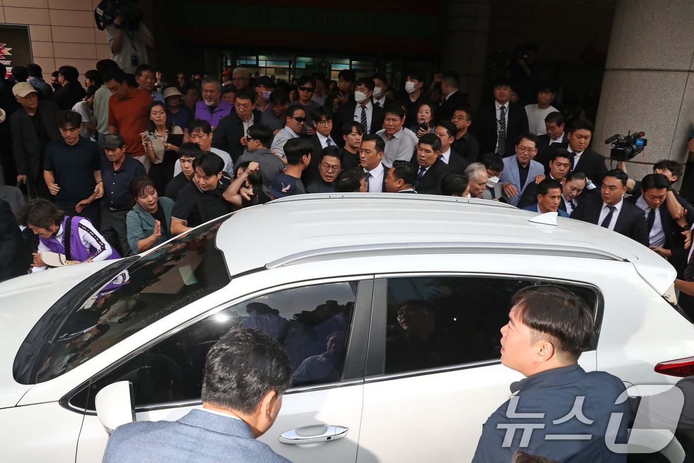 이태원 참사 부실 대응 혐의를 받는 박희영 용산구청장이 30일 오후 서울 마포구 서울 서부지방법원에서 열린 선고공판을 마치고 차량으로 법원을 빠져나가고 있다. 서울서부지법 형사합의 11부는 이날 업무상 과실치사상과 허위공문서작성·행사 혐의를 받는 박 구청장에 대해 무죄를 선고했다. 박 구청장과 함께 재판에 넘겨진 용산구청 관계자 3명도 모두 무죄를 선고받았다. 2024.9.30/뉴스1 ⓒ News1 이승배 기자