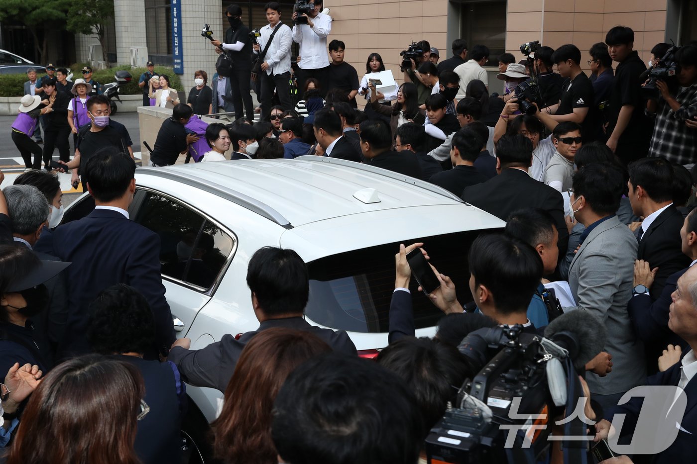 본문 이미지 - 이태원 참사 부실 대응 혐의를 받는 박희영 용산구청장이 30일 오후 서울 마포구 서울 서부지방법원에서 열린 선고공판을 마치고 차량으로 법원을 빠져나가고 있다. 서울서부지법 형사합의 11부는 이날 업무상 과실치사상과 허위공문서작성·행사 혐의를 받는 박 구청장에 대해 무죄를 선고했다. 박 구청장과 함께 재판에 넘겨진 용산구청 관계자 3명도 모두 무죄를 선고받았다. 2024.9.30/뉴스1 ⓒ News1 이승배 기자