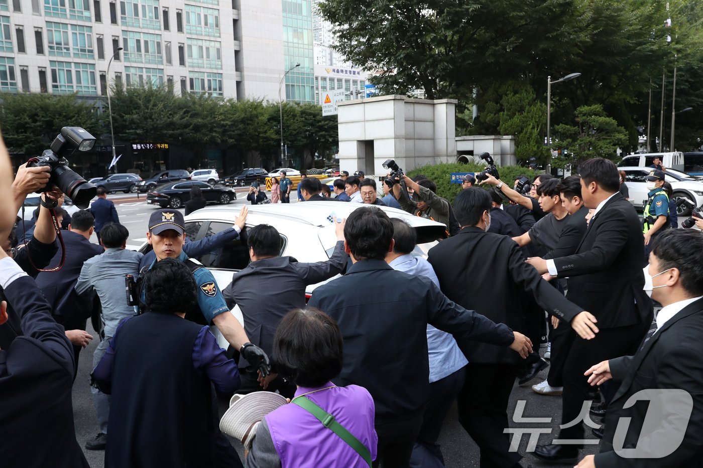 이태원 참사 부실 대응 혐의를 받는 박희영 용산구청장이 30일 오후 서울 마포구 서울 서부지방법원에서 열린 선고공판을 마치고 차량으로 법원을 빠져나가고 있다. 서울서부지법 형사합의 11부는 이날 업무상 과실치사상과 허위공문서작성·행사 혐의를 받는 박 구청장에 대해 무죄를 선고했다. 박 구청장과 함께 재판에 넘겨진 용산구청 관계자 3명도 모두 무죄를 선고받았다. 2024.9.30/뉴스1 ⓒ News1 이승배 기자