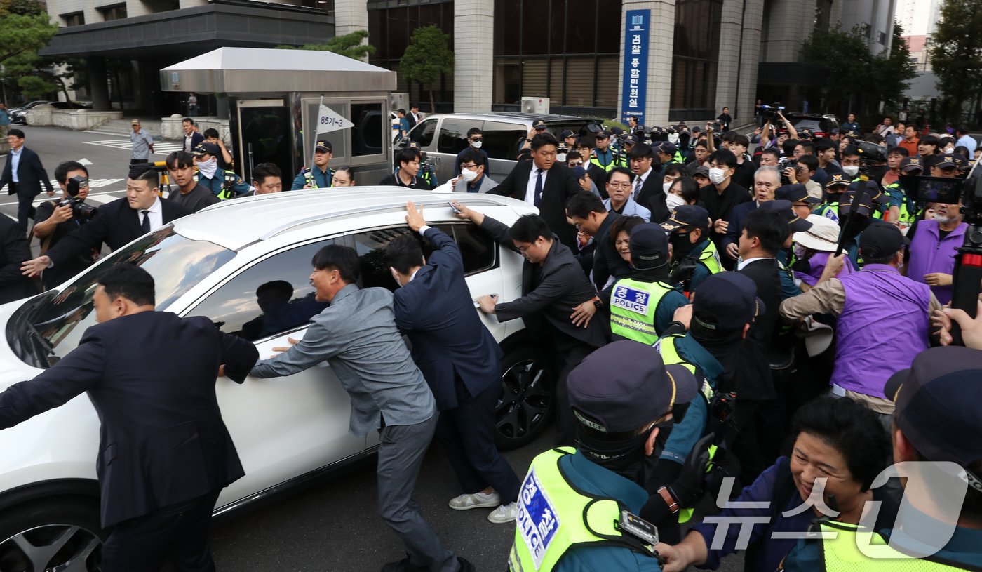 본문 이미지 - 이태원 참사 부실 대응 혐의를 받는 박희영 용산구청장이 30일 오후 서울 마포구 서울 서부지방법원에서 열린 선고공판을 마치고 차량으로 법원을 빠져나가고 있다. 서울서부지법 형사합의 11부는 이날 업무상 과실치사상과 허위공문서작성·행사 혐의를 받는 박 구청장에 대해 무죄를 선고했다. 박 구청장과 함께 재판에 넘겨진 용산구청 관계자 3명도 모두 무죄를 선고받았다. 2024.9.30/뉴스1 ⓒ News1 이승배 기자