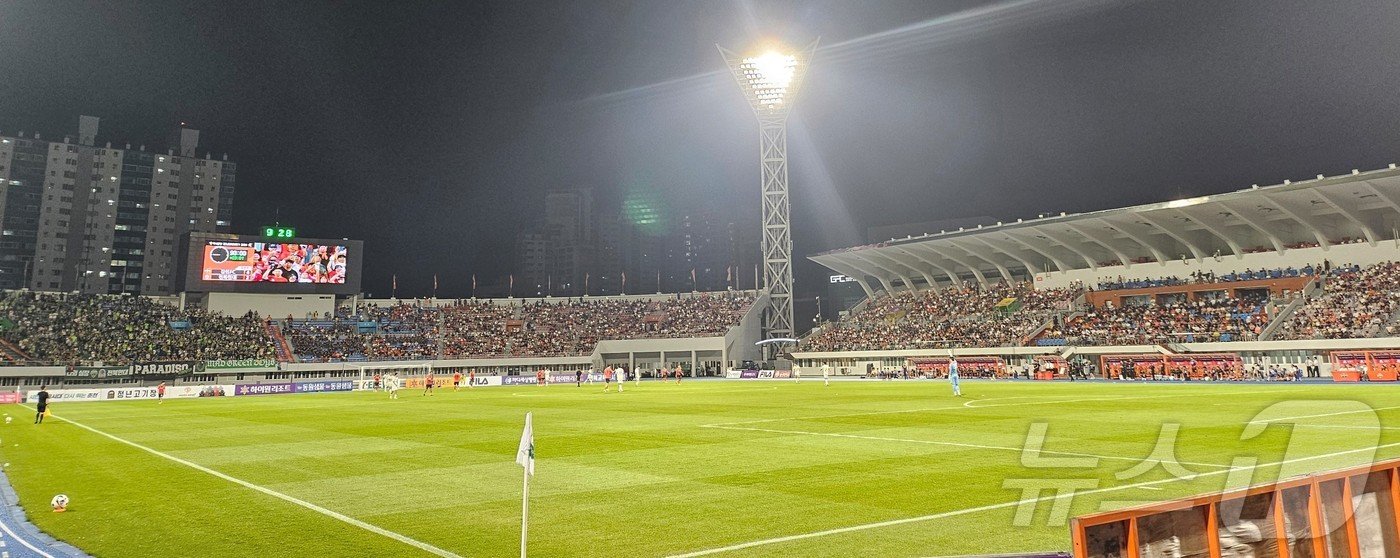 본문 이미지 - 최근 한국프로축구연맹으로부터 K리그 '그린스타디움'상을 받은 강릉종합운동장 전경.(강릉시 제공)