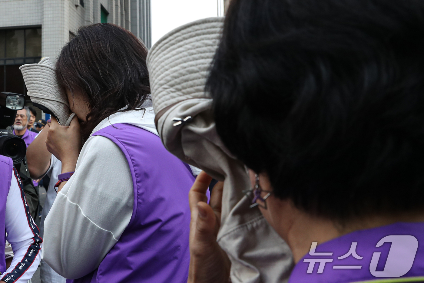 (서울=뉴스1) 이승배 기자 = 30일 오후 서울 마포구 서울 서부지방법원에서 열린 이태원 참사 부실 대응 혐의를 받는 박희영 용산구청장의 선고공판이 끝나고 이태원 참사 유가족들이 …