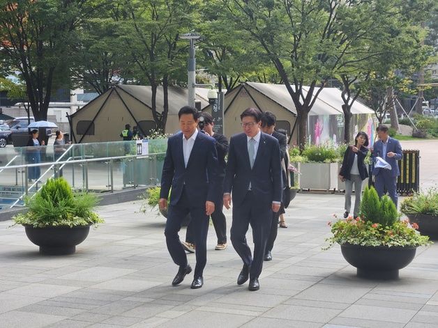 부산시장 만난 오세훈 "대한민국 발전에 두 도시 의기투합하자"