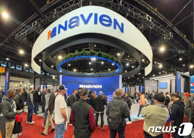 본문 이미지 - 2024년 1월 열린 북미 최대 규모 냉난방공조 전시회 'AHR 엑스포'에 마련된 경동나비엔 부스에 방문자들이 북적이고 있다.(경동나비엔 제공)