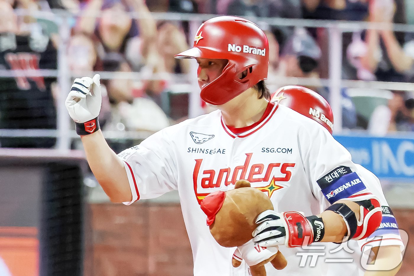 본문 이미지 - 30일 오후 인천 미추홀구 SSG 랜더스필드에서 열린 프로야구 '2024 신한 SOL Bank KBO리그' 키움 히어로즈와 SSG 랜더스의 경기 3회말 1사 주자 1루 상황에서 SSG 최정이 투런홈런을 친 뒤 기뻐하고 있다. 2024.9.30/뉴스1 ⓒ News1 민경석 기자