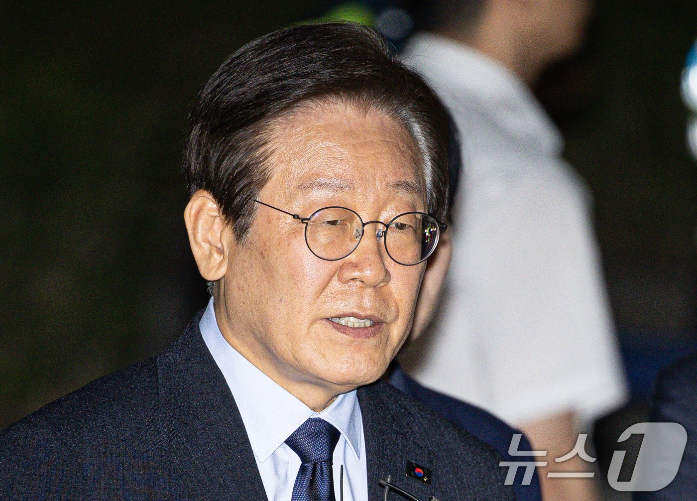 본문 이미지 - 이재명 더불어민주당 대표가 30일 오후 서울 서초구 서울중앙지방법원에서 열린 '위증교사 혐의' 1심 결심 공판을 마친 후 법정을 나서고 있다. 이날 검찰은 이 대표에게 징역 3년을 구형했다. 2024.9.30/뉴스1 ⓒ News1 이재명 기자