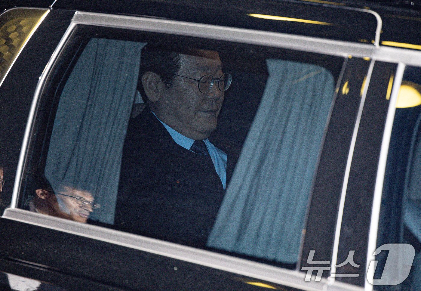 본문 이미지 - 이재명 더불어민주당 대표가 30일 오후 서울 서초구 서울중앙지방법원에서 열린 '위증교사 혐의' 1심 결심 공판을 마친 후 법정을 나서고 있다. 이날 검찰은 이 대표에게 징역 3년을 구형했다. 2024.9.30/뉴스1 ⓒ News1 이재명 기자