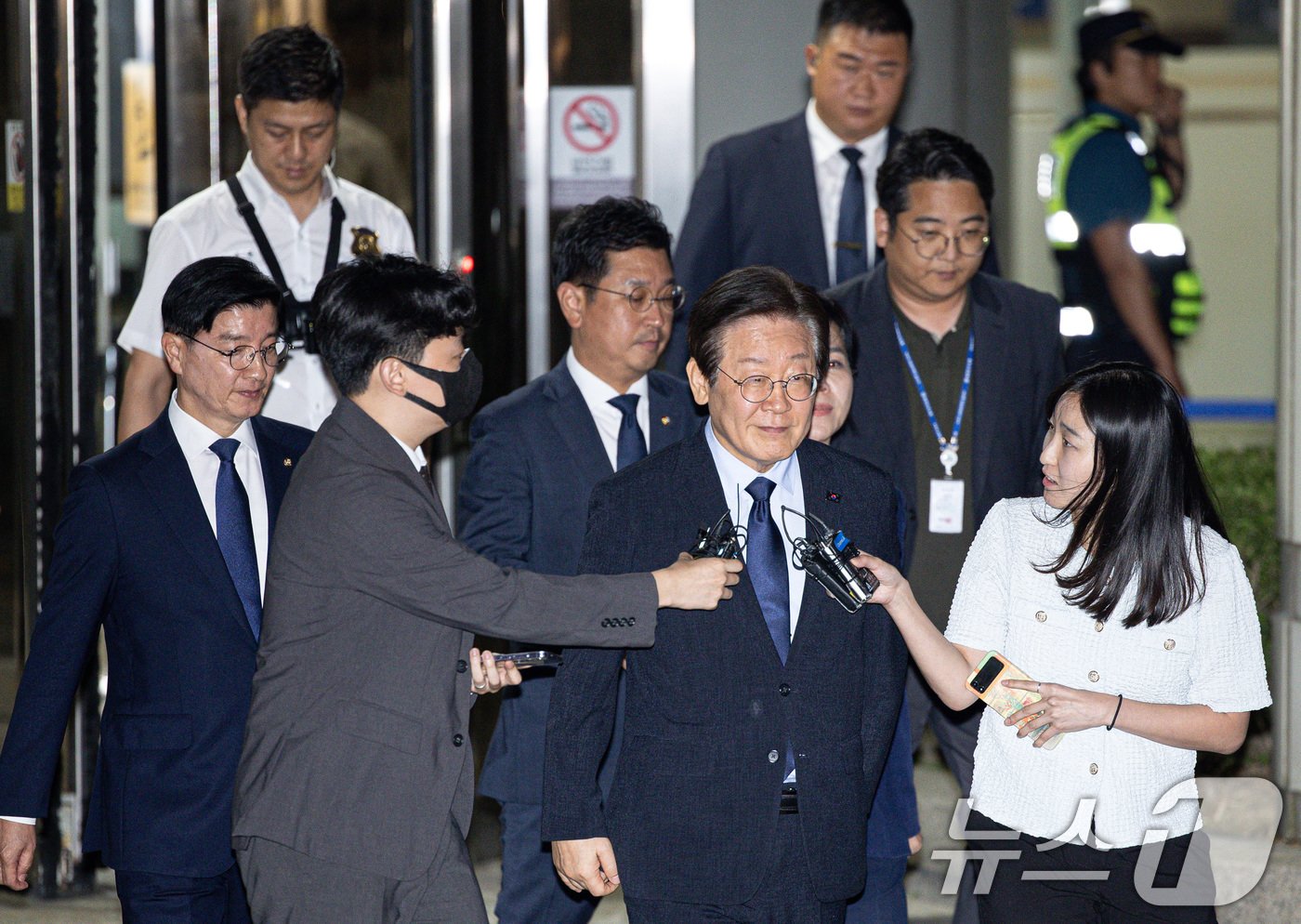 이재명 더불어민주당 대표가 30일 오후 서울 서초구 서울중앙지방법원에서 열린 &#39;위증교사 혐의&#39; 1심 결심 공판을 마친 후 법정을 나서고 있다.  2024.9.30/뉴스1 ⓒ News1 이재명 기자