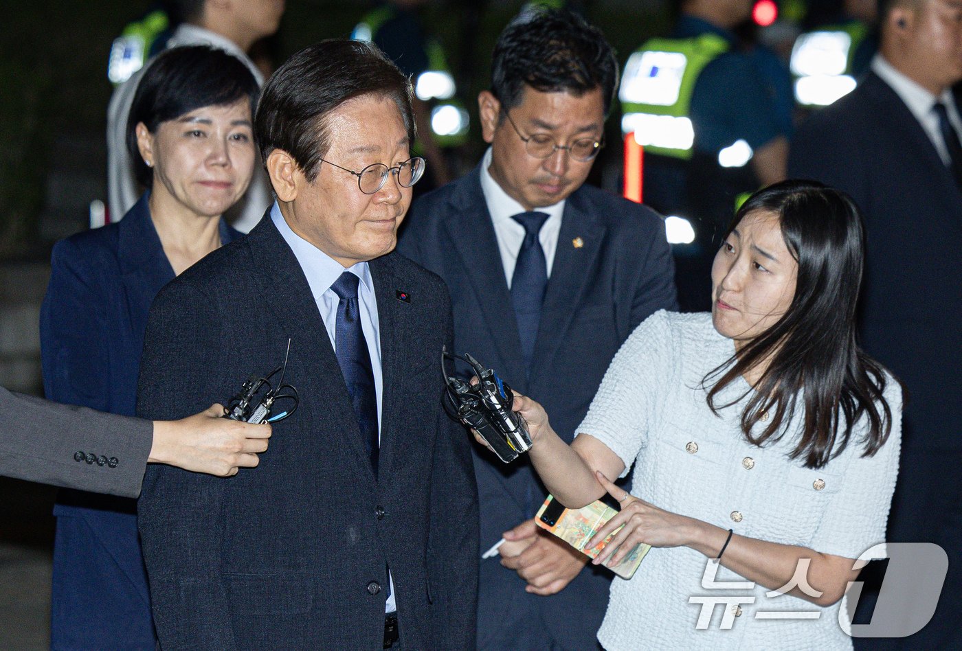 이재명 더불어민주당 대표가 30일 오후 서울 서초구 서울중앙지방법원에서 열린 &#39;위증교사 혐의&#39; 1심 결심 공판을 마친 후 법정을 나서고 있다. 이날 검찰은 이 대표에게 징역 3년을 구형했다. 2024.9.30/뉴스1 ⓒ News1 이재명 기자