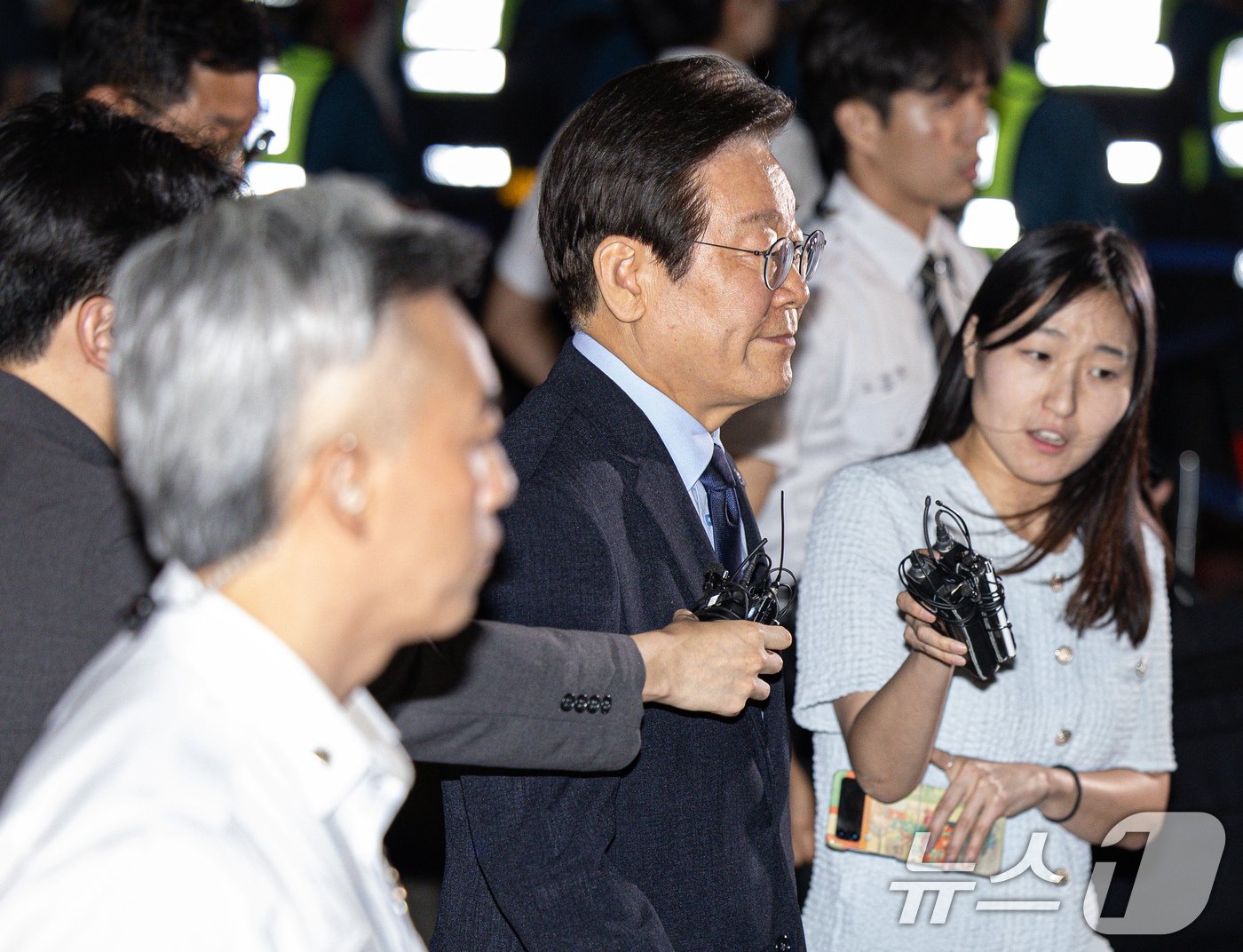 이재명 더불어민주당 대표가 30일 오후 서울 서초구 서울중앙지방법원에서 열린 &#39;위증교사 혐의&#39; 1심 결심 공판을 마친 후 법정을 나서고 있다. 이날 검찰은 이 대표에게 징역 3년을 구형했다. 2024.9.30/뉴스1 ⓒ News1 이재명 기자