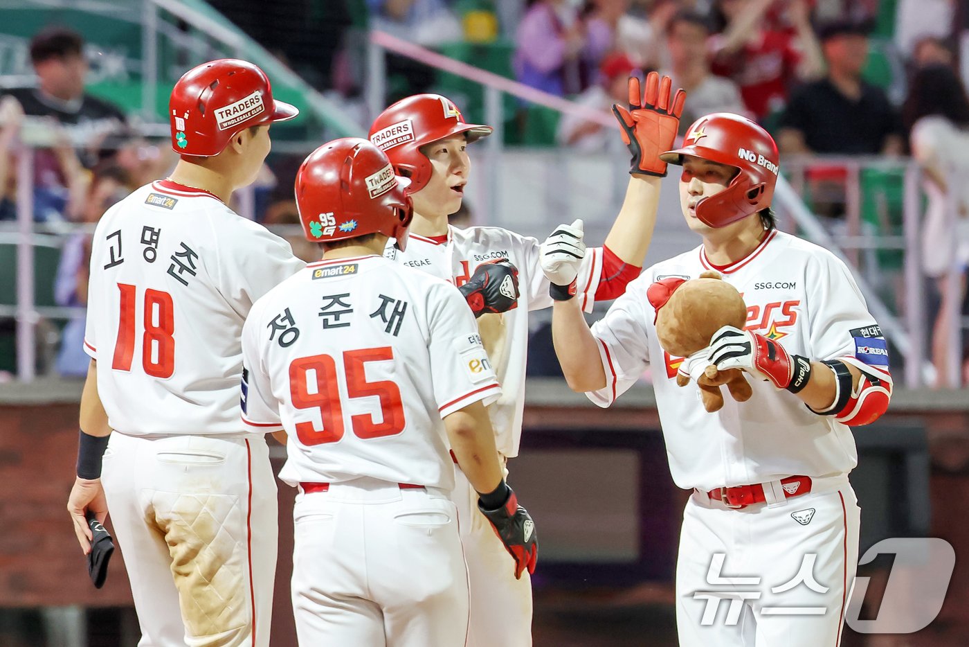 본문 이미지 - 30일 오후 인천 미추홀구 SSG 랜더스필드에서 열린 프로야구 &#39;2024 신한 SOL Bank KBO리그&#39; 키움 히어로즈와 SSG 랜더스의 경기 4회말 2사 주자 만루 상황에서 SSG 최정이 만루 홈런을 친 뒤 동료들과 기쁨을 나누고 있다. 2024.9.30/뉴스1 ⓒ News1 민경석 기자