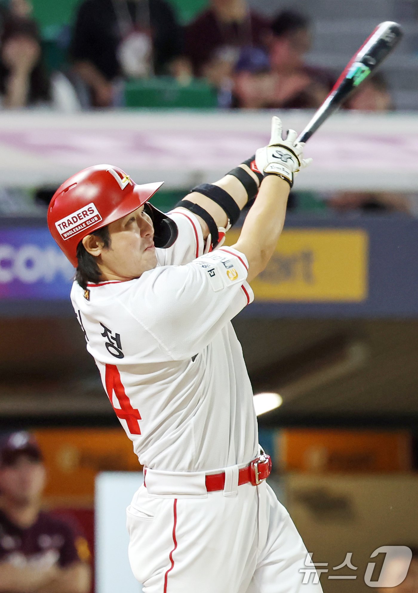 본문 이미지 - 30일 오후 인천 미추홀구 SSG 랜더스필드에서 열린 프로야구 '2024 신한 SOL Bank KBO리그' 키움 히어로즈와 SSG 랜더스의 경기 4회말 2사 주자 만루 상황에서 SSG 최정이 만루 홈런을 치고 있다. 2024.9.30/뉴스1 ⓒ News1 민경석 기자