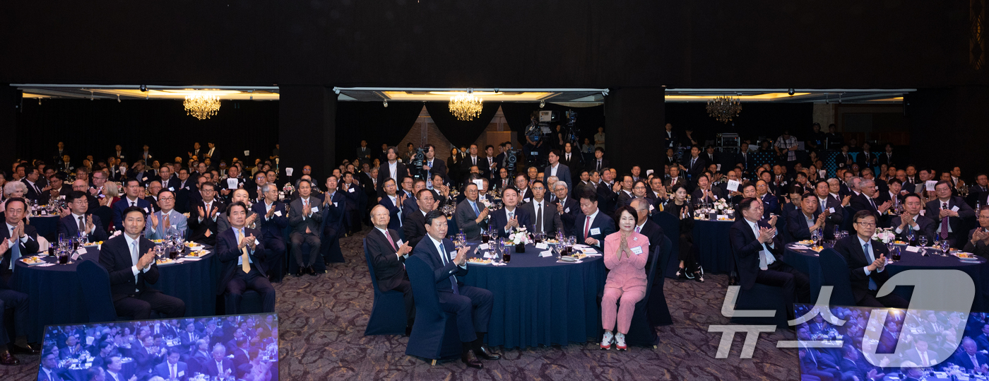 (서울=뉴스1) 송원영 기자 = 윤석열 대통령이 30일 서울 중구 롯데호텔에서 열린 한국경제신문 창간 60주년 기념식에서 박수를 치고 있다. (대통령실 제공) 2024.9.30/뉴 …