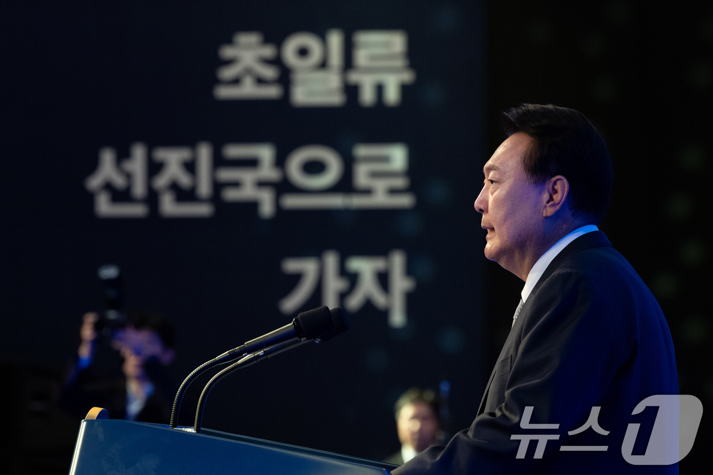 (서울=뉴스1) 송원영 기자 = 윤석열 대통령이 30일 서울 중구 롯데호텔에서 열린 한국경제신문 창간 60주년 기념식에서 축사를 하고 있다. (대통령실 제공) 2024.9.30/뉴 …