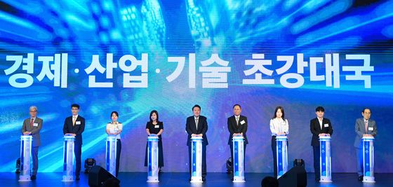 윤석열 대통령, '초일류 선진국으로 가자' 점등 세리머니