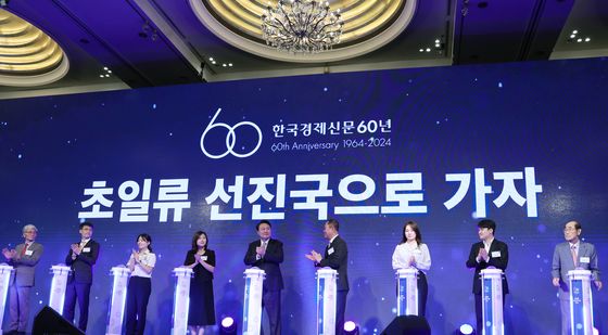 윤석열 대통령, '초일류 선진국으로 가자' 점등 세리머니