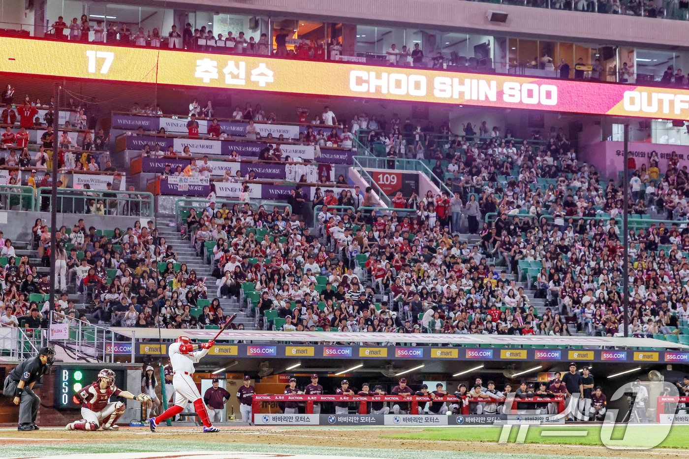 본문 이미지 - 30일 오후 인천 미추홀구 SSG 랜더스필드에서 열린 프로야구 '2024 신한 SOL Bank KBO리그' 키움 히어로즈와 SSG 랜더스의 경기 8회말 1사 주자 없는 상황에서 SSG 추신수가 정규시즌 마지막 타격을 하고 있다. 2024.9.30/뉴스1 ⓒ News1 민경석 기자