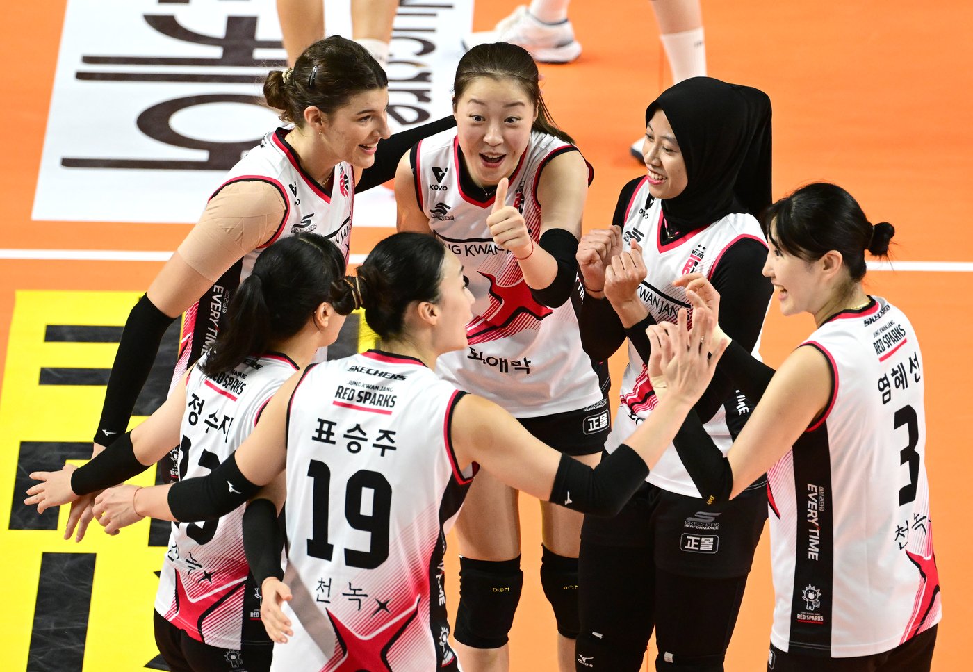 본문 이미지 - KOVO 컵 첫 경기에서 승리한 정관장. (KOVO 제공)