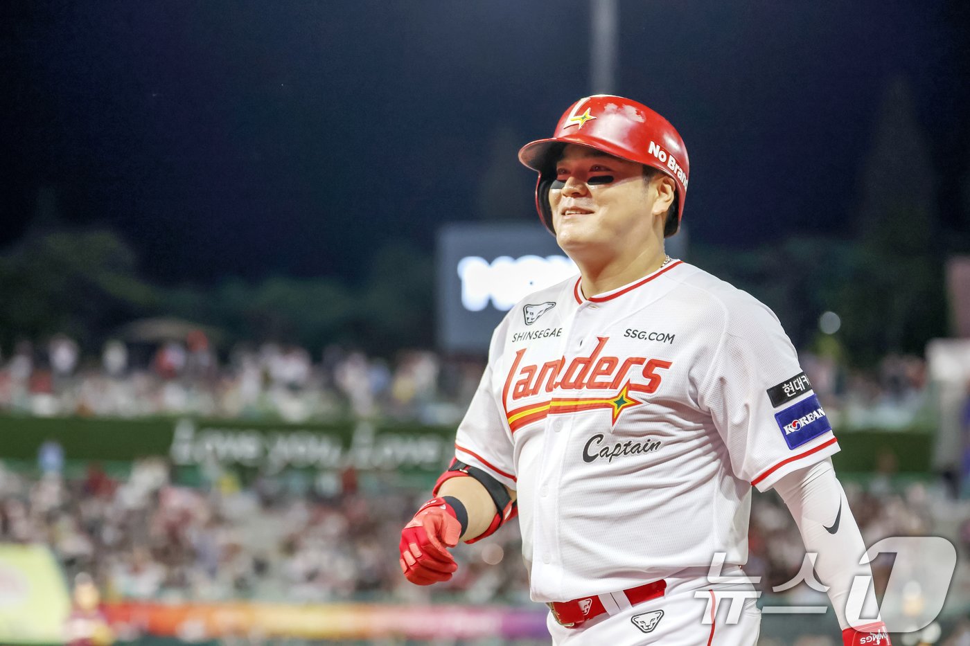 본문 이미지 - 30일 오후 인천 미추홀구 SSG 랜더스필드에서 열린 프로야구 &#39;2024 신한 SOL Bank KBO리그&#39; 키움 히어로즈와 SSG 랜더스의 경기 8회말 1사 주자 없는 상황에서 SSG 추신수가 정규시즌 마지막 타석을 마무리 한 뒤 관중석을 바라보고 있다. 2024.9.30/뉴스1 ⓒ News1 민경석 기자