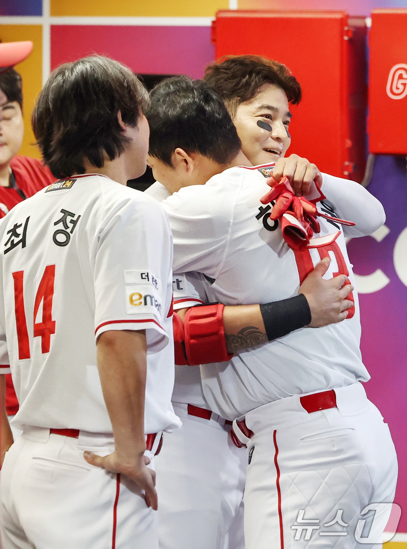 본문 이미지 - 30일 오후 인천 미추홀구 SSG 랜더스필드에서 열린 프로야구 &#39;2024 신한 SOL Bank KBO리그&#39; 키움 히어로즈와 SSG 랜더스의 경기 8회말 1사 주자 없는 상황 SSG 추신수가 정규시즌 마지막 타석을 마무리 한 뒤 하재훈과 포옹을 나누고 있다. 2024.9.30/뉴스1 ⓒ News1 민경석 기자