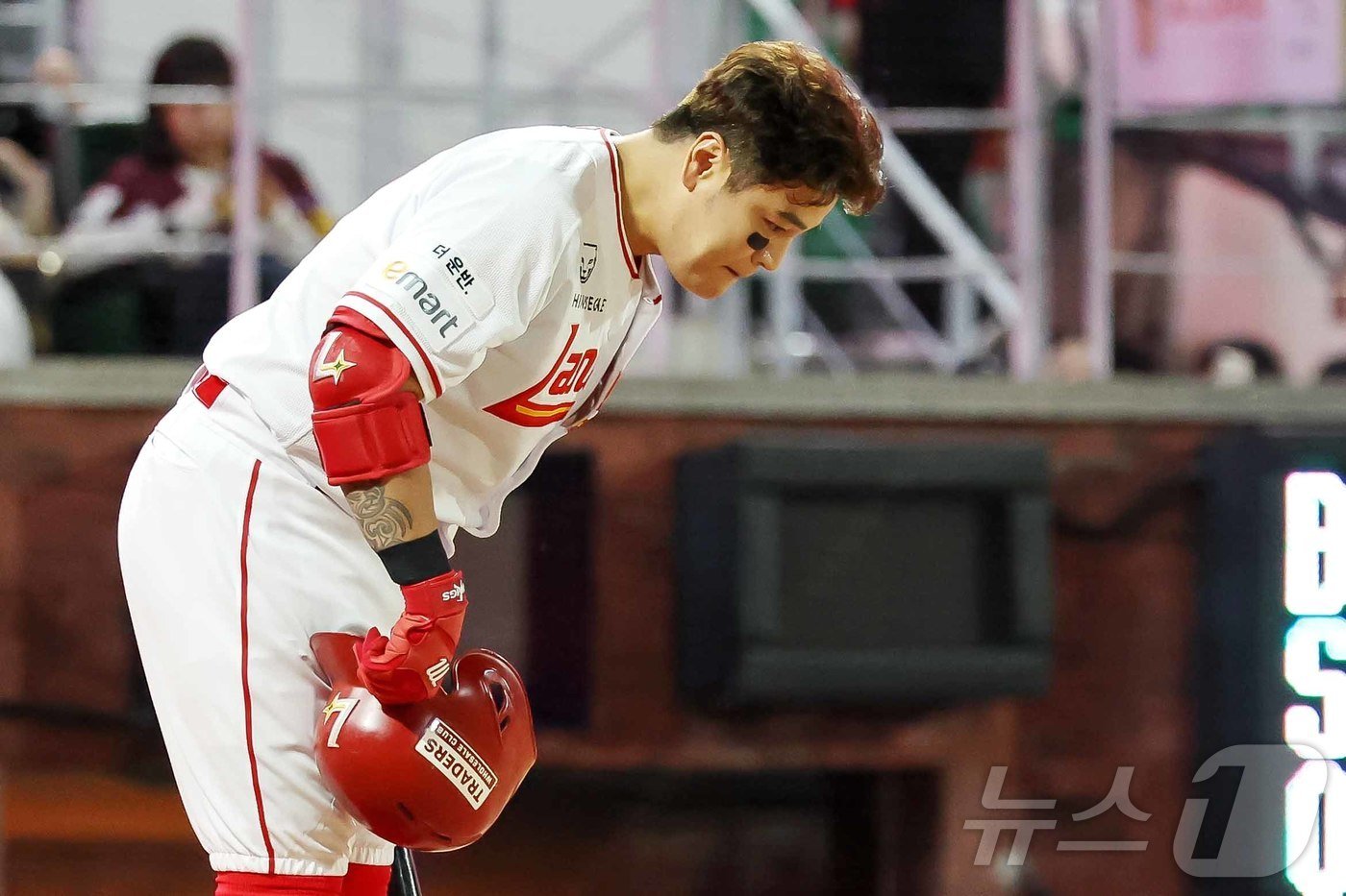 본문 이미지 - 30일 오후 인천 미추홀구 SSG 랜더스필드에서 열린 프로야구 &#39;2024 신한 SOL Bank KBO리그&#39; 키움 히어로즈와 SSG 랜더스의 경기 8회말 1사 주자 없는 상황에서 SSG 추신수가 정규시즌 마지막 타석에 들어서며 팬들을 향해 고개 숙여 인사하고 있다. 2024.9.30/뉴스1 ⓒ News1 민경석 기자